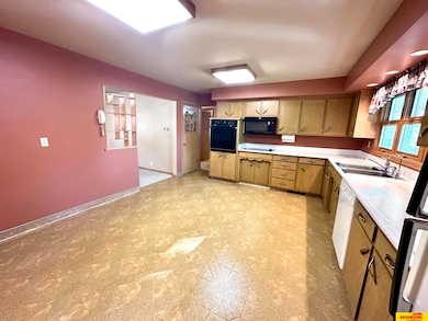 519 S Niphon St, West Point, NE 68788 - photo 6