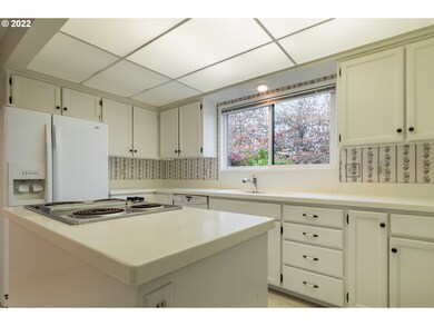 2201 Ridgeway Dr, Eugene, OR 97401 - photo 6