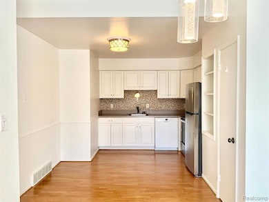 Clean, bright Kitchen.