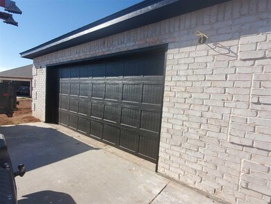 613 NW Creekside Dr, Cache, OK 73527 - photo 2