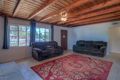 9 Living Room photo c