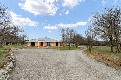 740 Royal Oaks Loop, Fredericksburg, TX 78624 - photo 3