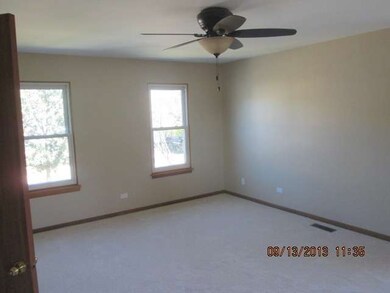 1150 Newcastle Ln, Aurora, IL 60506 - photo 4