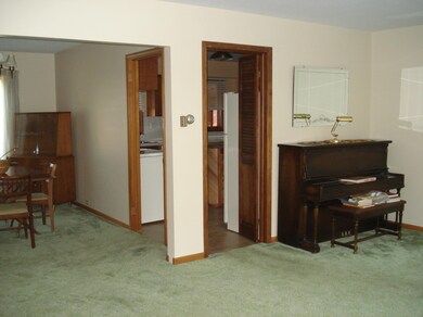 Living Room/Dining/to kitchen<|><|>