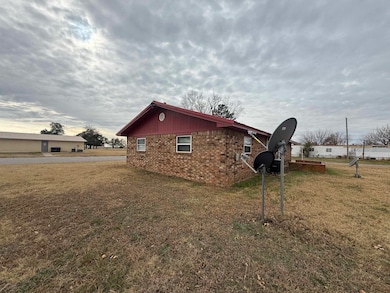 801 E A St, Watonga, OK 73772 - photo 3