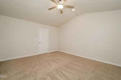 008-photo-primary-bedroom-9559239