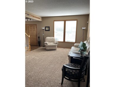 Living Room/Entrance