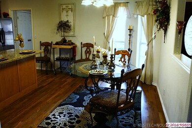 Bayed front window in Breakfast nook/Dining. Onyx