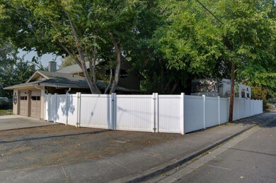 900 Pittview Ct, Central Point, OR 97502 - photo 2