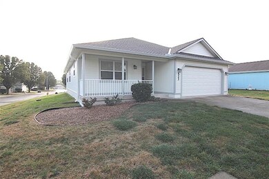 523 S Saturn Dr, Raymore, MO 64083 - photo 2
