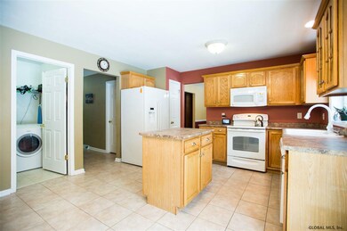 1019 Merlin Dr, Schenectady, NY 12309 - photo 4