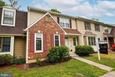 10226 Roberts Common Ln, Burke, VA 22015 - photo 2