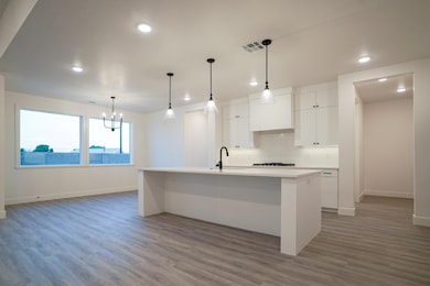 Kitchen & Dining