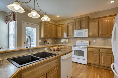 7407 Meadowsweet Ln, Shawnee, KS 66227 - photo 7