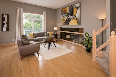 Bright living area w/11' ceilings