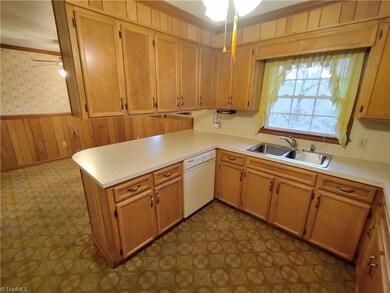 5626 Driftwood Dr, High Point, NC 27263 - photo 6