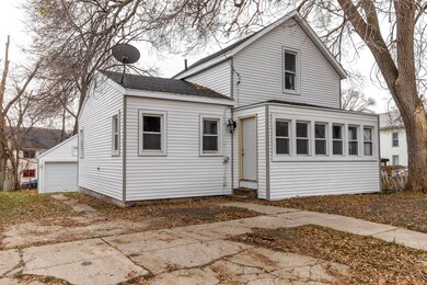 325 W Stearns St, Freeport, IL 61032 - photo 2