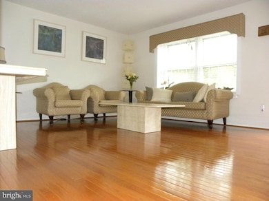 8617 Spring Creek Ct, Springfield, VA 22153 - photo 5