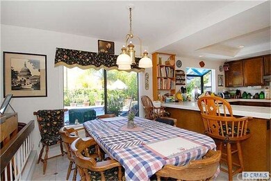 KITCHEN EATING AREA
