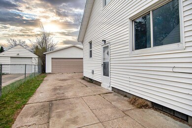 889 Arlington St NE, Grand Rapids, MI 49505 - photo 4