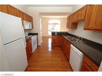 Kitchen - Sunny kitchen with a bar with overhang, 