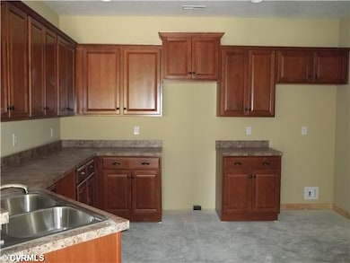 Kitchen - Large kitchen with lots of cabinet, a br