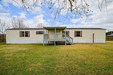 SECOND HOME - Mobile home in back yard