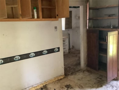 411 W Nebraska Ave, Walters, OK 73572 - photo 4