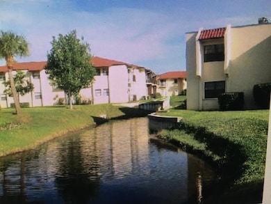 2050 Oleander Blvd unit 2-105, Fort Pierce, FL 34950 - photo 2