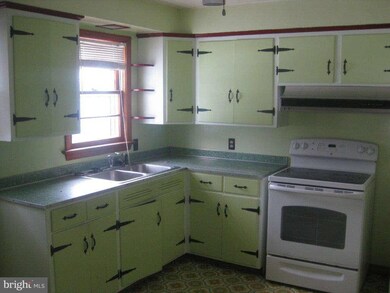 332 Thompson St, Strasburg, VA 22657 - photo 6