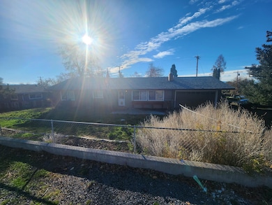 1902 Carlson Dr, Klamath Falls, OR 97603 - photo 4