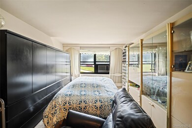 Windsor Park unit 1-L, Oakland Gardens, NY 11364 - photo 6