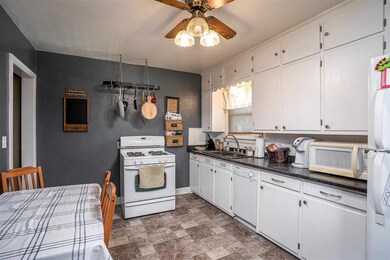 2207 N Howell St, Davenport, IA 52804 - photo 5