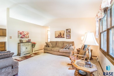 704 S Rohl Dr, Sioux Falls, SD 57103 - photo 5