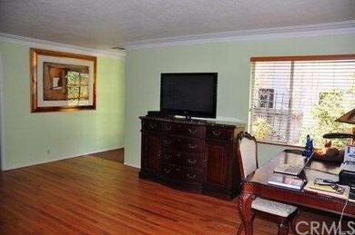 Light & Bright Living Room with Crown Moulding, Ne