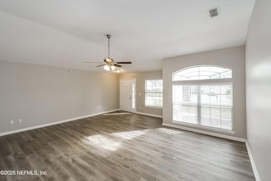 002-photo-living-room-10369405