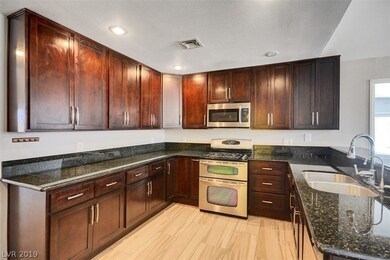 What a beautiful and entertaining kitchen! A chef'
