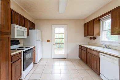 210 E Wynnbrook Dr, Hendersonville, NC 28792 - photo 5