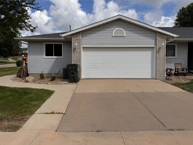 3405 Queen Dr SW, Cedar Rapids, IA 52404 - photo 2