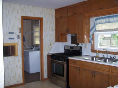 Range/Oven stays with home  Vinyl Floor