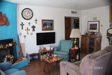 UNIT B LIVINGROOM