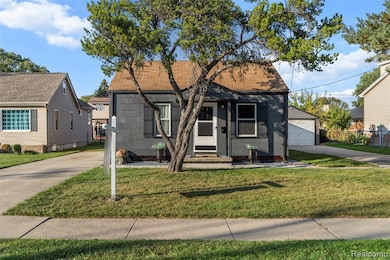 Bungalow with roof with shingles and a front yard