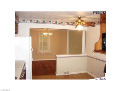 Cozy breakfast area ~ can easily seat 4 or more.