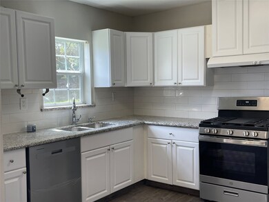 322 E Coombs St, Alvin, TX 77511 - photo 4