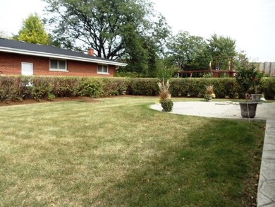 683 S Edgewood Ave, Elmhurst, IL 60126 - photo 2