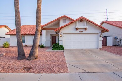 Two car garage in 85308.