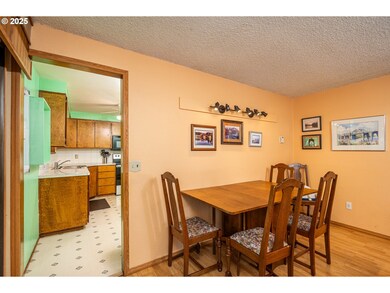 566 65th St, Springfield, OR 97478 - photo 7