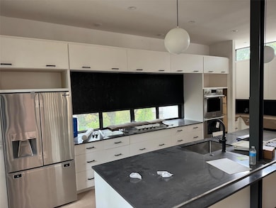 Kitchen with appliances with stainless steel fini