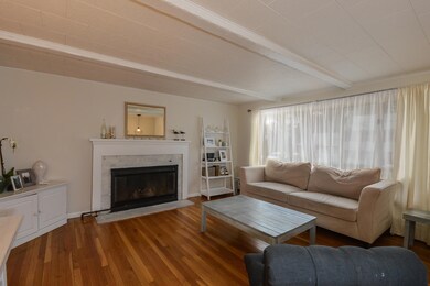 003-Living_Room-3941305-medium