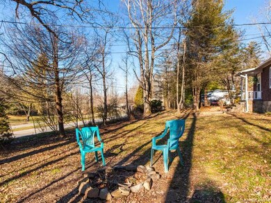 648 Waddell Dr, Hendersonville, NC 28792 - photo 4